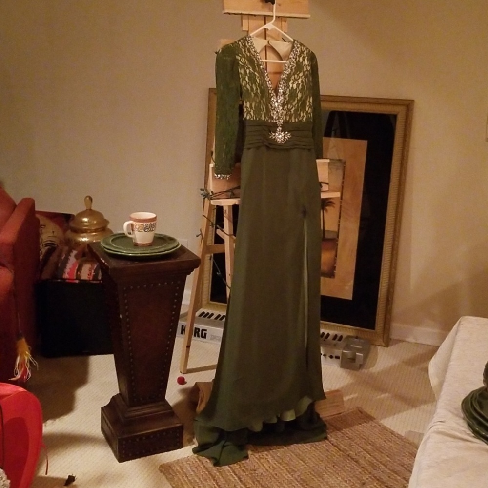 Custom gown - Picture 2 of 5